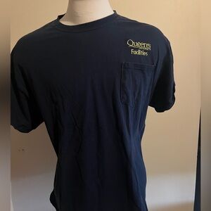 Queens University Facilities Shirt Mens XL Tshirt Navy Blue With Pocket